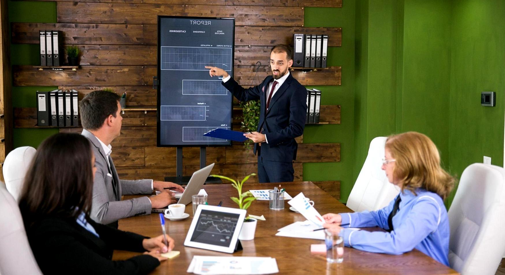 Ambiente di studio tranquillo con materiali per la meditazione del respiro