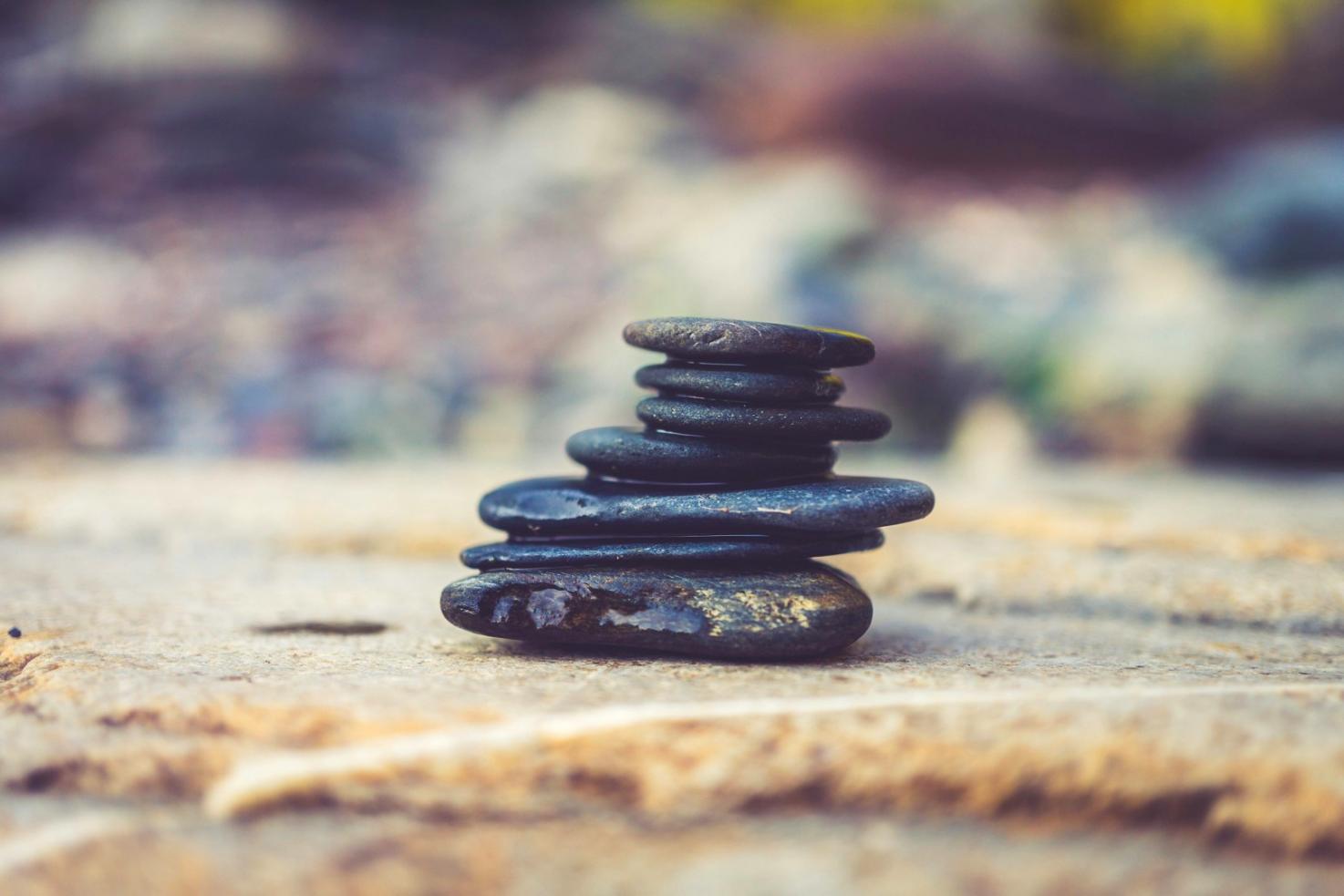 Persona in meditazione respiratoria in ambiente naturale sereno