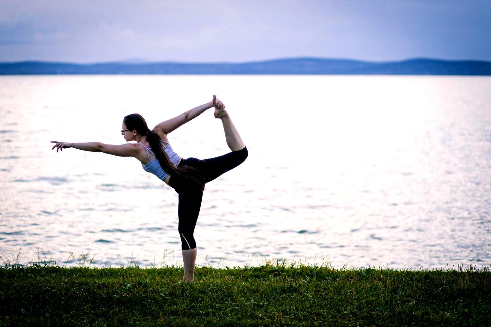 Momento di pratica meditativa con respirazione consapevole in un ambiente sereno