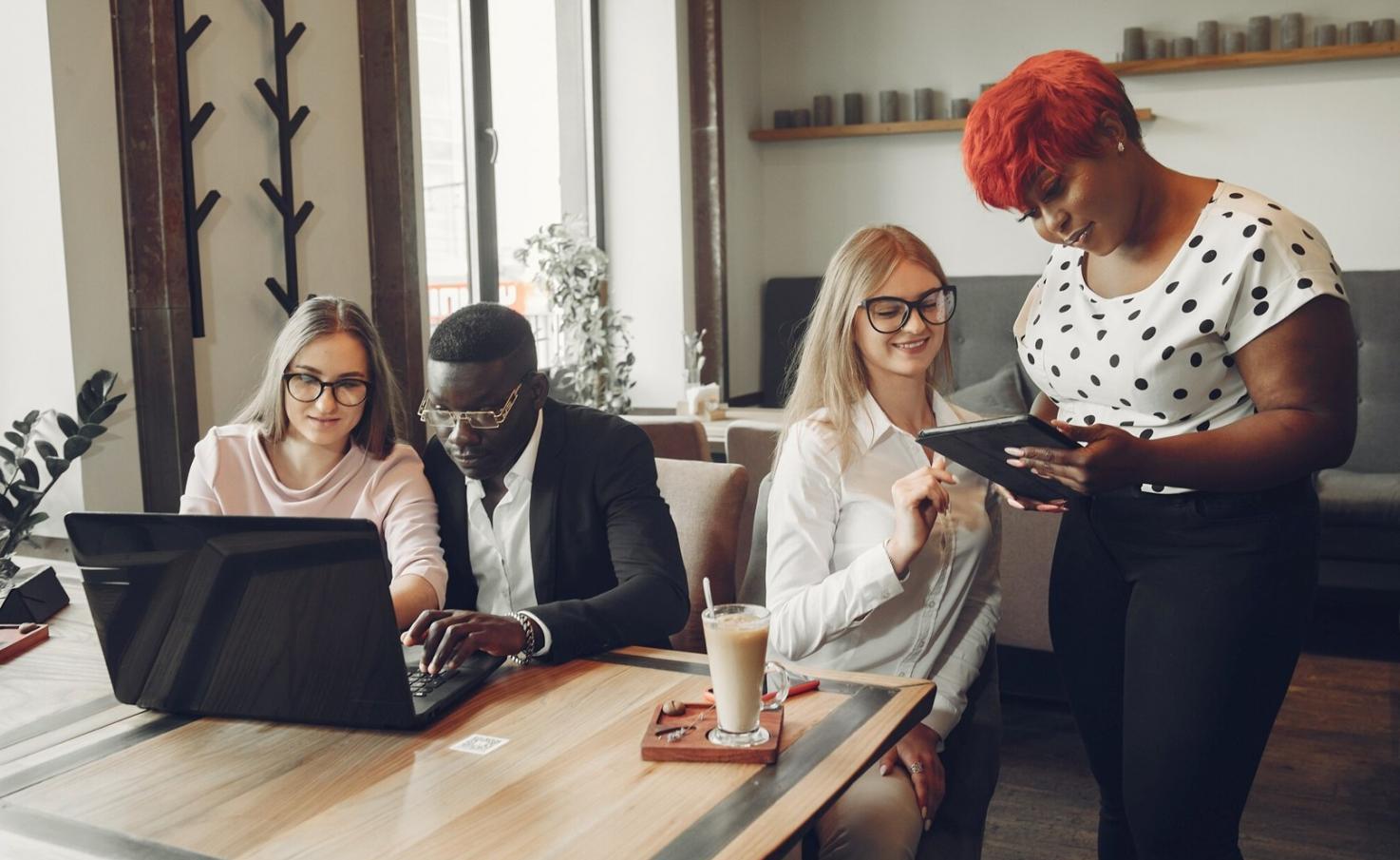 Gruppo di persone durante sessione di meditazione respiratoria